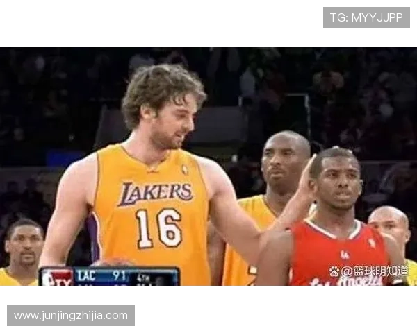 足球明星在转场时的亲密瞬间揭秘他们的摸头互动与背后故事 足球明星在转场时的亲密瞬间揭秘他们的摸头互动与背后故事